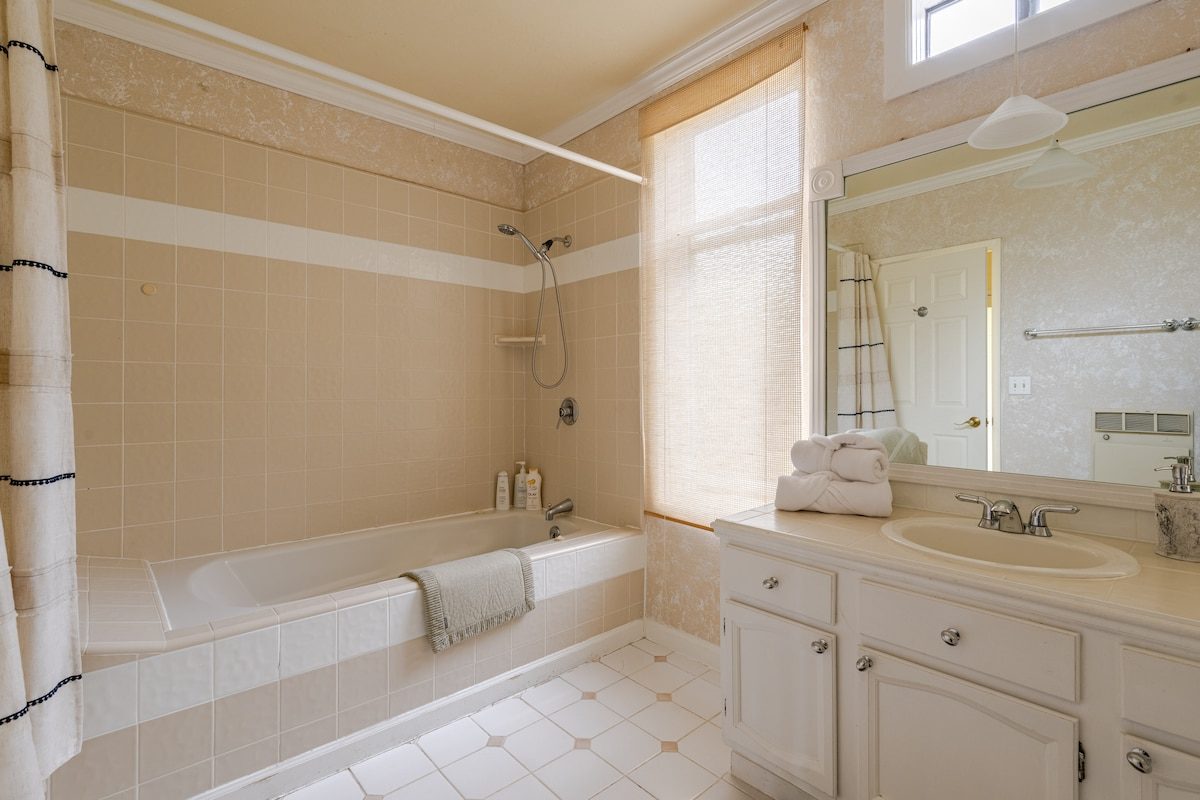 Full kitchen with stainless steel appliances at The Crow's Nest Retreat