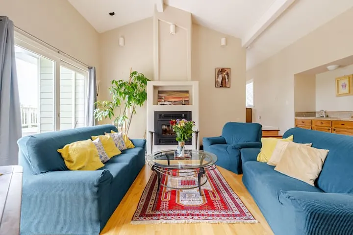 Guest bedroom overlooking the trees